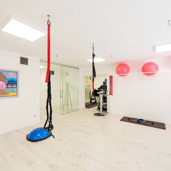 sala de pilates con materiales